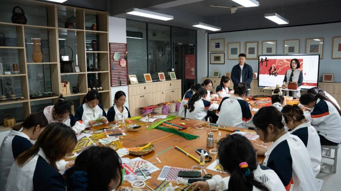 为非遗“添彩”，为青春“赋能”：江苏建院的文化育人新实践